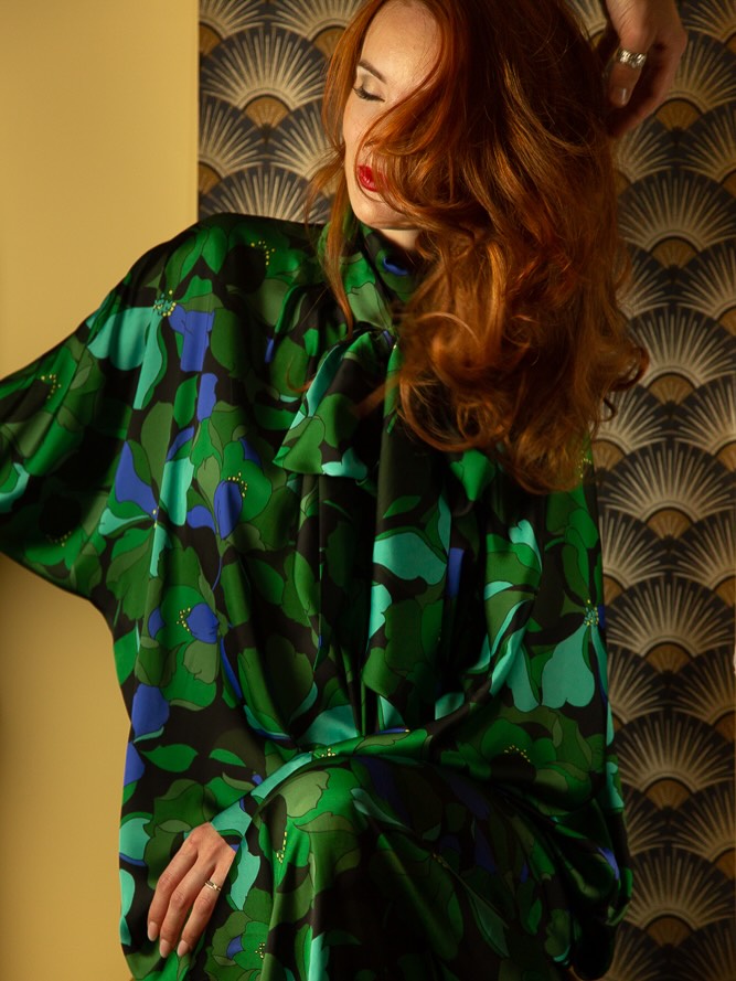 Éditorial Art déco : chevelure cuivrée sur une silhouette aux motifs verts